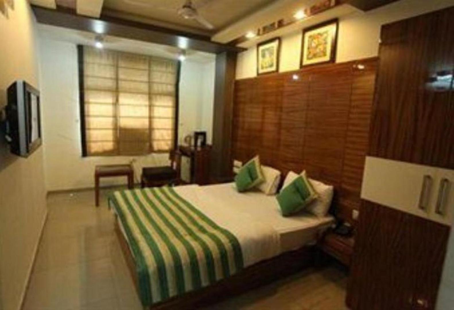 Hotel Chanchal Continental - 02 Mins From New Delhi Railway Station Стая снимка